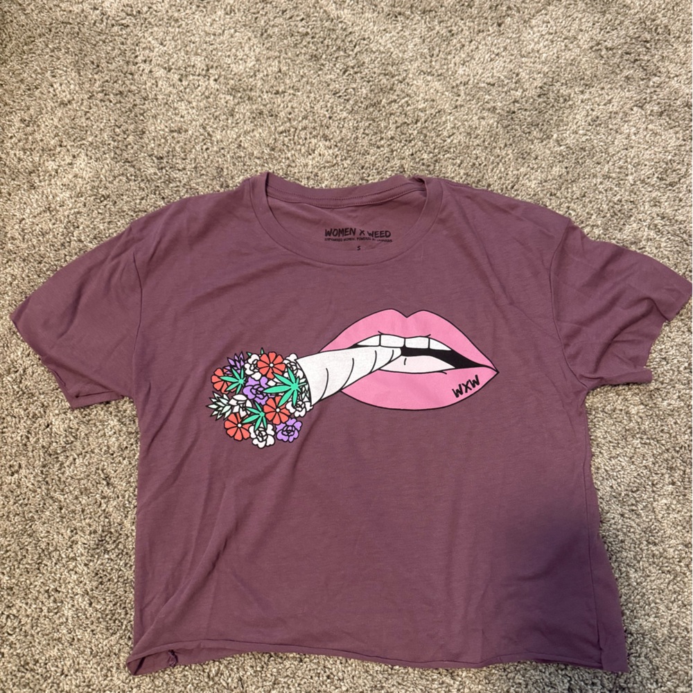 Mauve Graphic Crop Tee with Pink Lips
